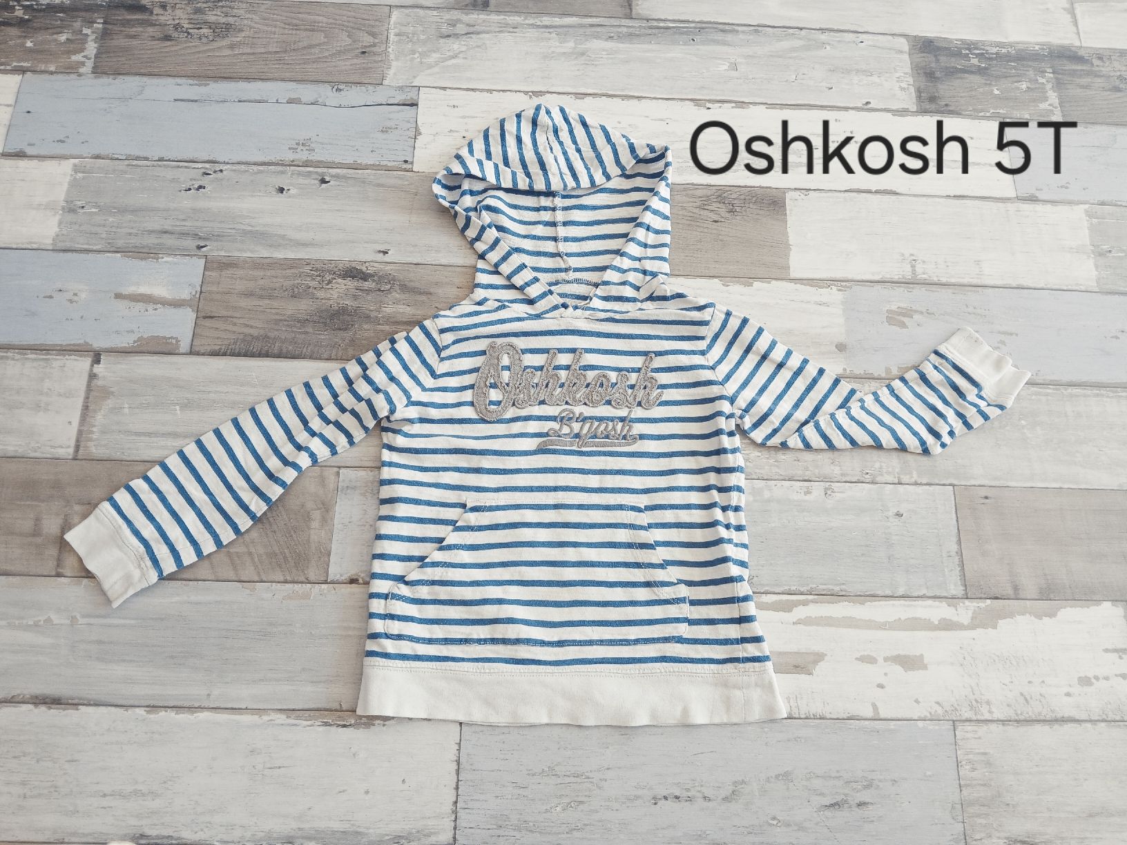 Oshkosh Pullover & Sweatshirts: 5 T Oshkosh Pulli  – Gebraucht aus Sevelen von boutiquenounou