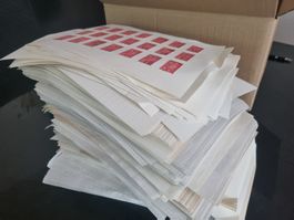 Kiste mit über 1000 Blätter mit Briefmarken