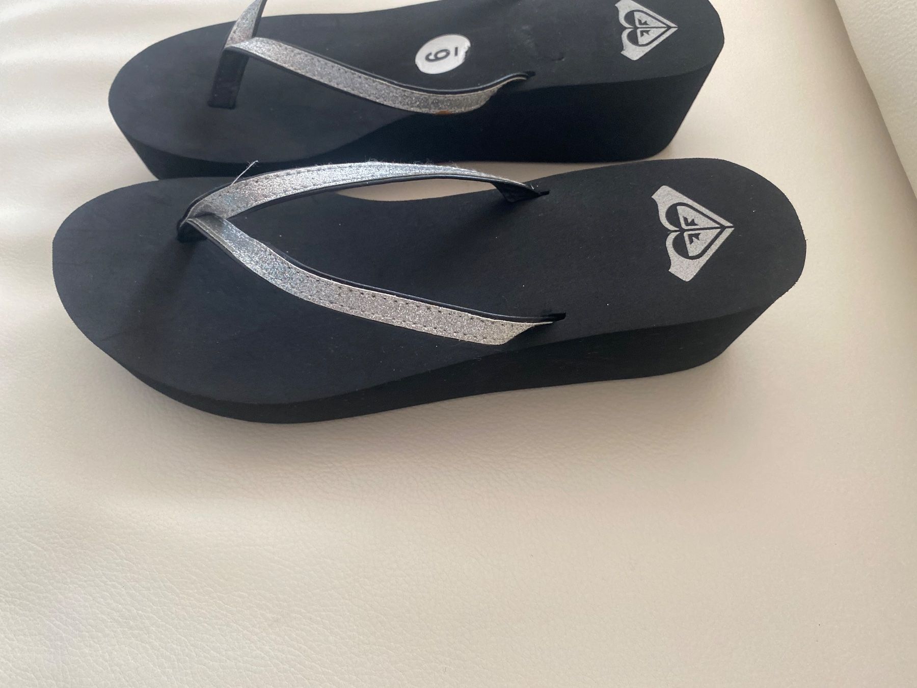 Scarpe da donna: SUMMERTIME - stylische/edle Flip-Flops, schwarz/silber, 38 – Usato da Winkel venduto da ferrari2022