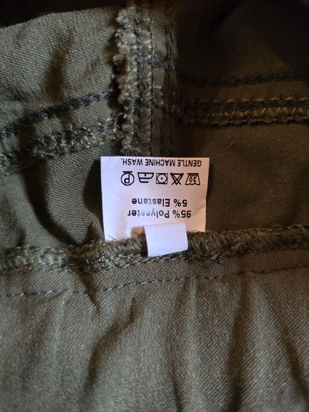 Pantalons: Hosen dunkelgrün Grösse M Polyester Elastan – D'occasion à Niederneunforn par slowdown03 3