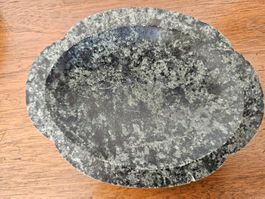 Natursteinschale aus Gabbro oder Diorit