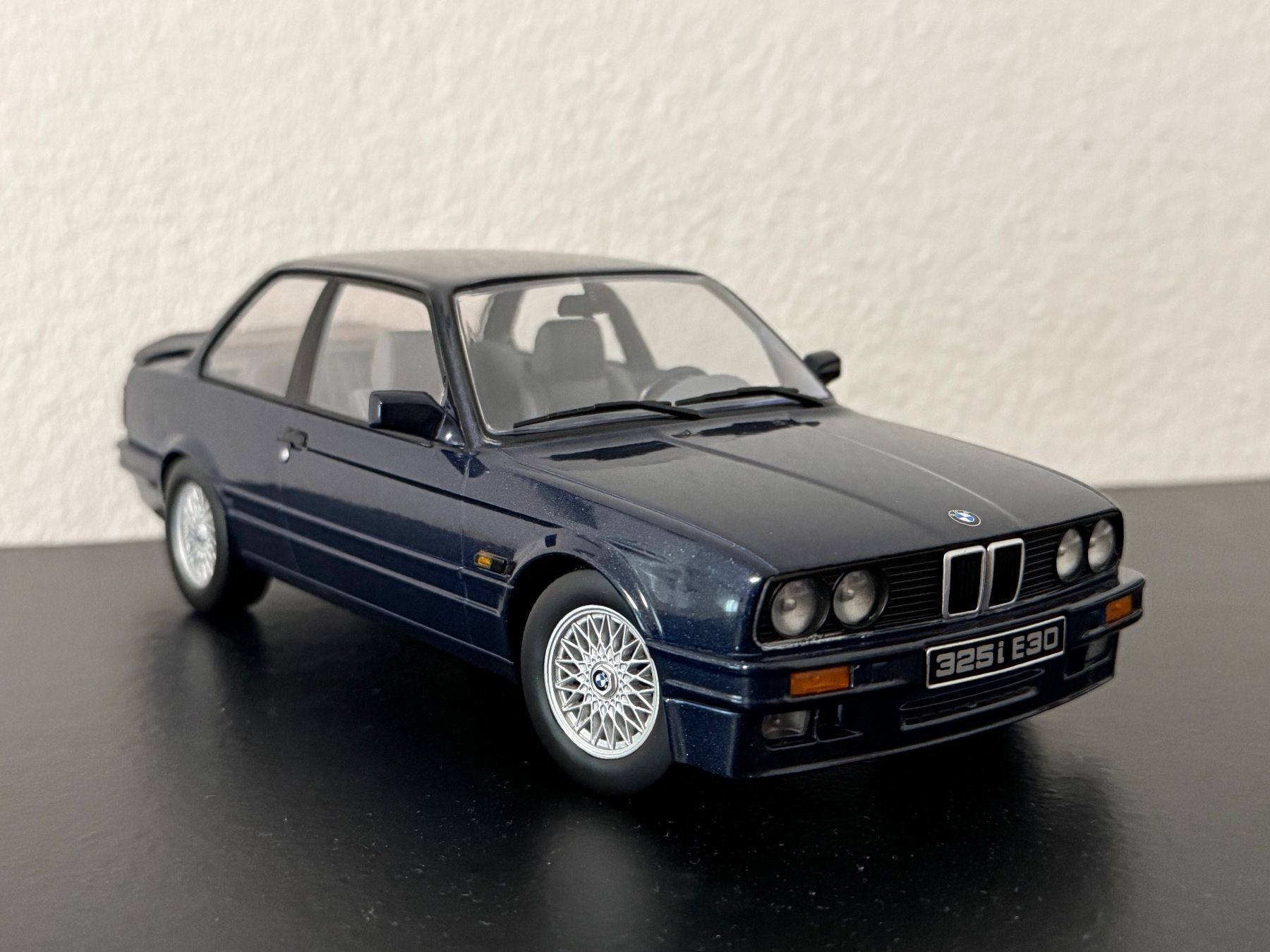 BMW Modellini d'auto: BMW 325 i E30 M Packet 2 1:18 KK Scale – Nuovo e nell'imballaggio originale da Bülach venduto da Meti2023