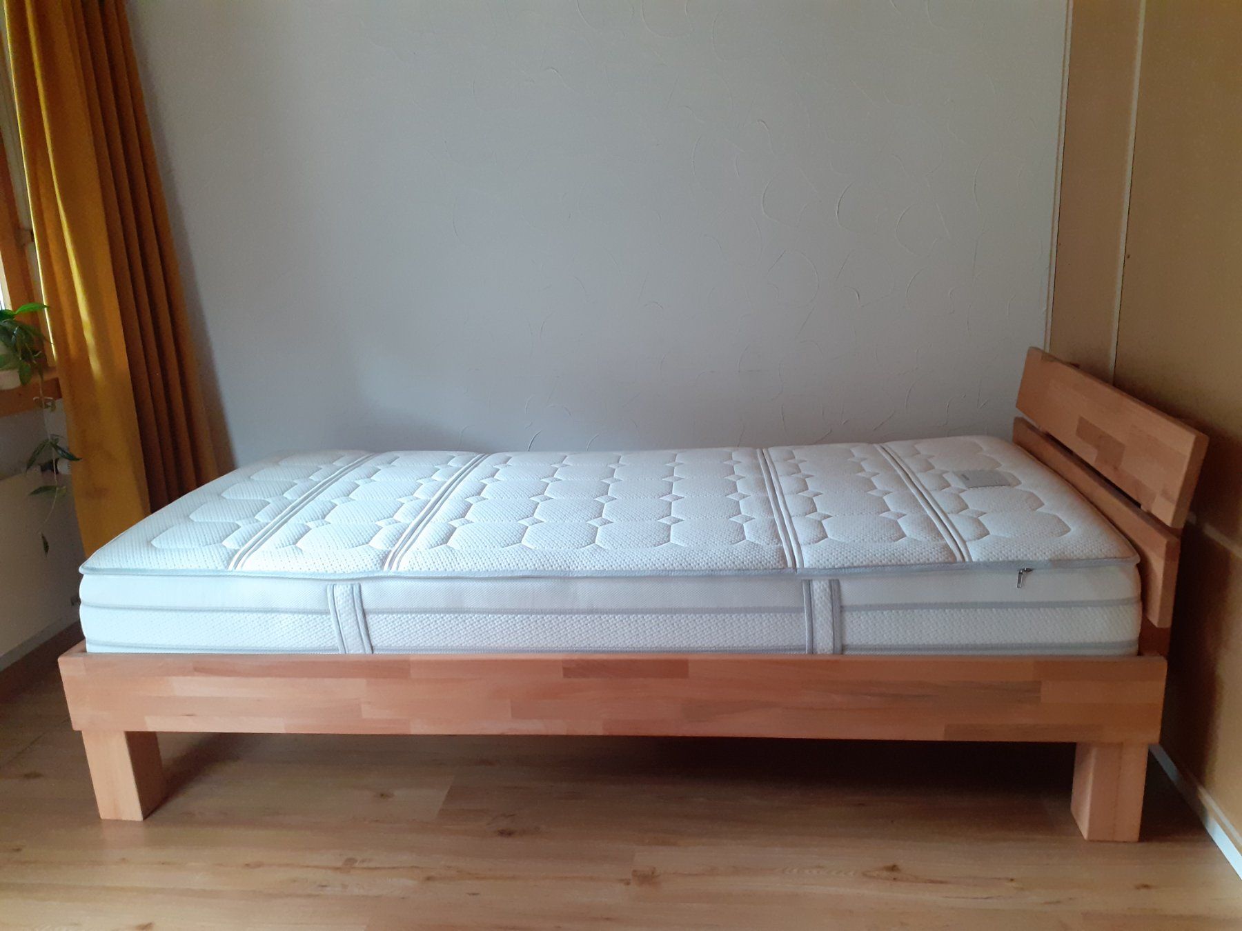 Livique Lits: Neuwertiges Einzelbett Holz mit Comfortmatratze – D'occasion à Valens par kob_9ycf