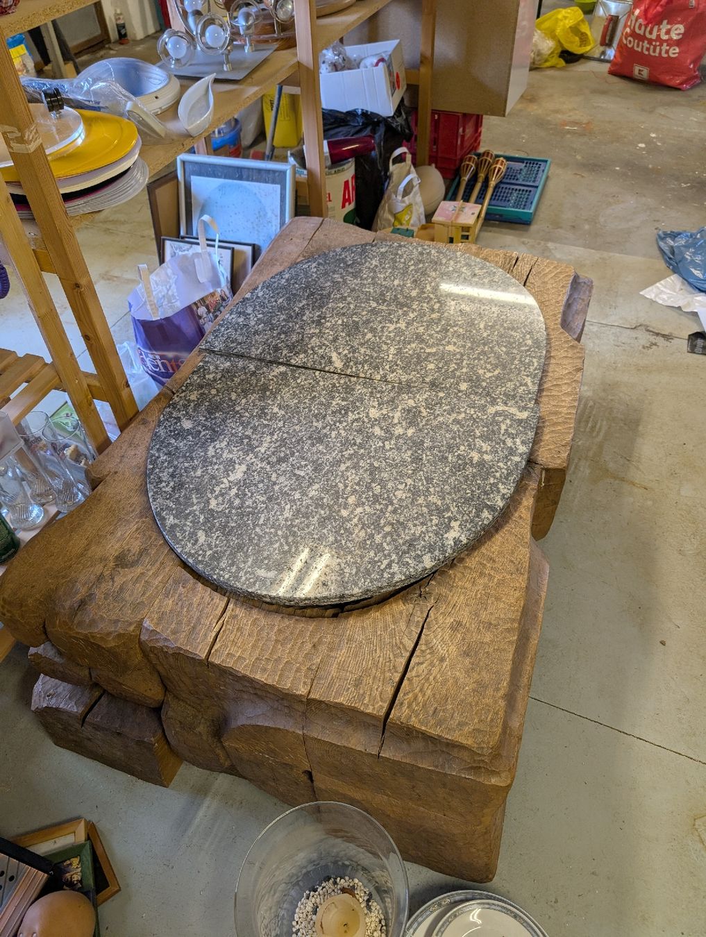 Tavoli: Massiver Holztisch mit Granitplatte – Usato da Vilters venduto da tha-tha