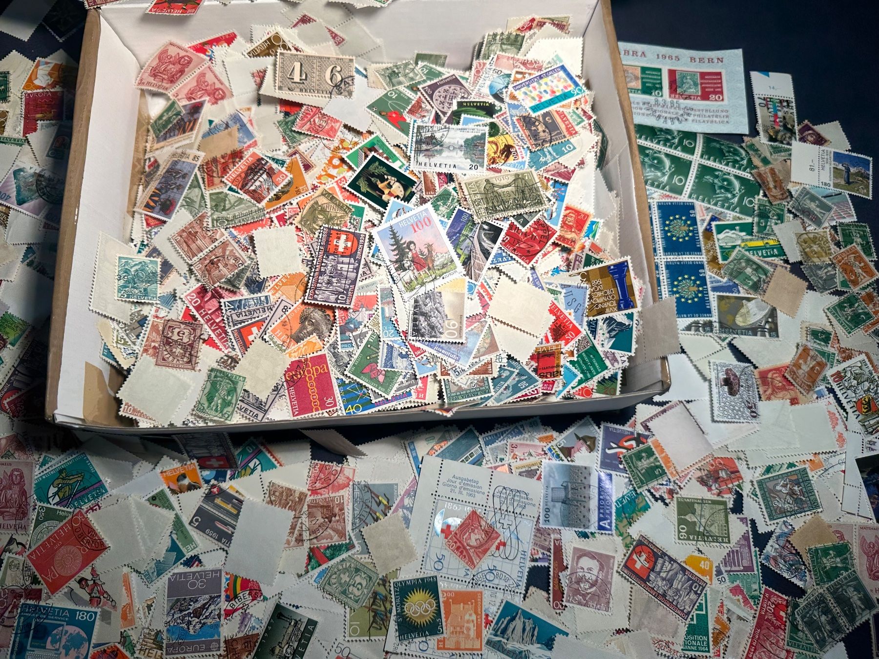 Tutti i francobolli: Karton mit Briefmarken Schweiz - Sammlung – Usato da Stettfurt venduto da 2442 4