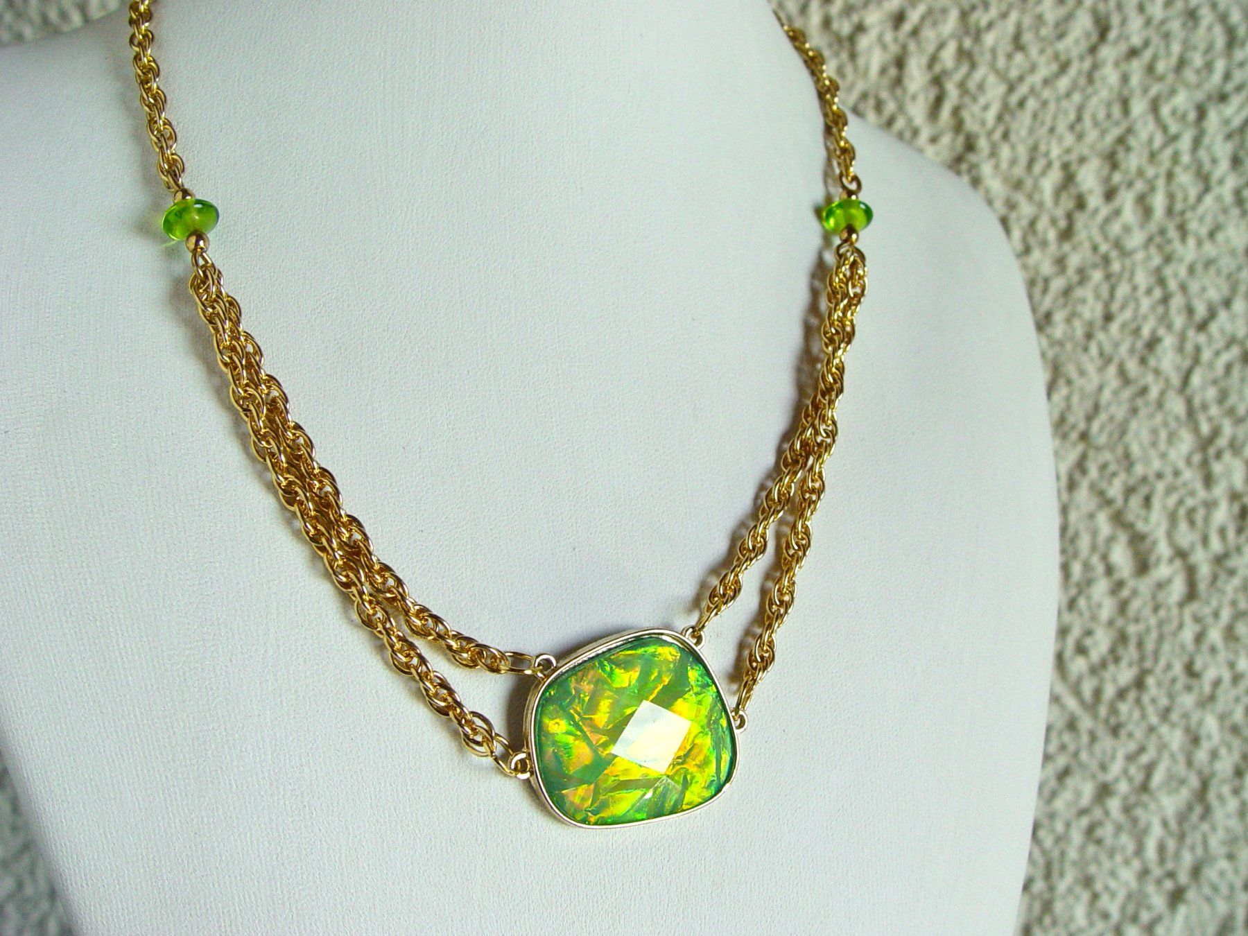 Ketten: Modeschmuck Collier mit schillerndem Anhänger – Gebraucht aus Henggart von  1