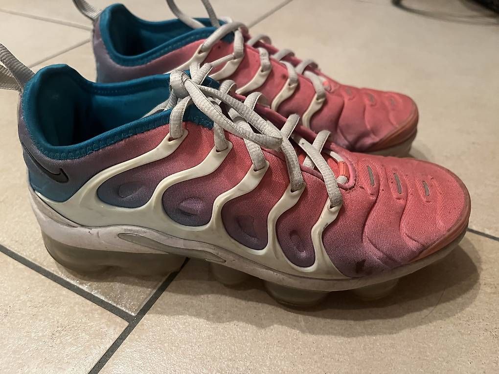Scarpe da donna: Chaussures Nike taille 36,5  – Usato da Yverdon-les-Bains venduto da car_xd5s