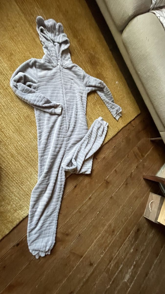 Pigiami: Kigurumi Pyjama here+there Size 170 grey – Usato da La Ferrière venduto da Marbles
