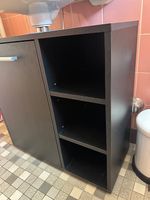Waschbeckenunterschrank mit drei Fächer. guter Zustand