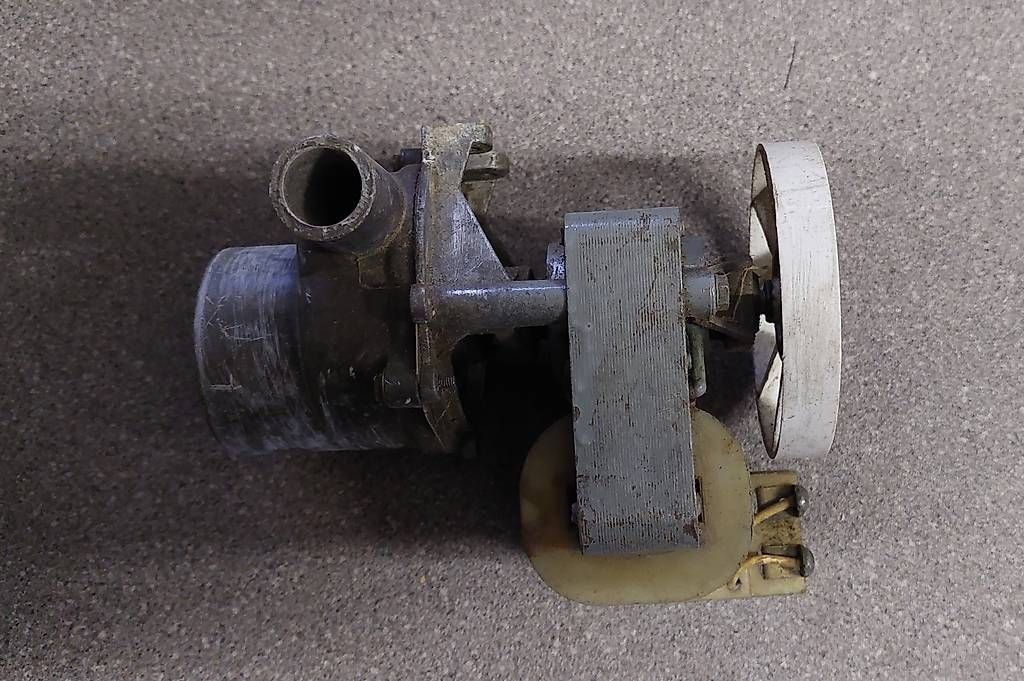 Pompe & Parti di ricambio: Petite pompe à eau 220 Volts – Usato da Morges venduto da pha_9xnc