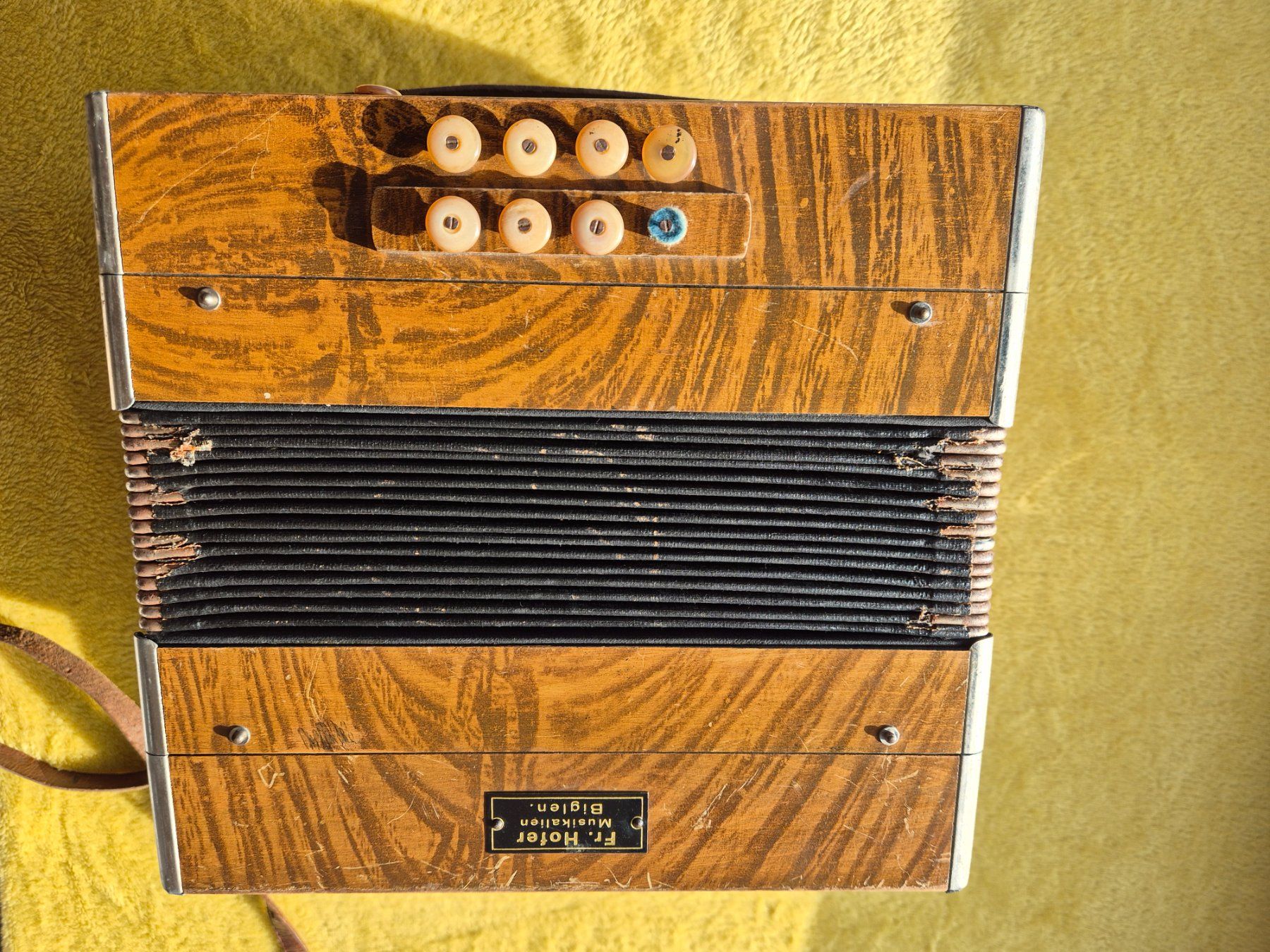 Strumenti musicali: Accordéon ancien – Usato da Monthey venduto da McAuthor 1