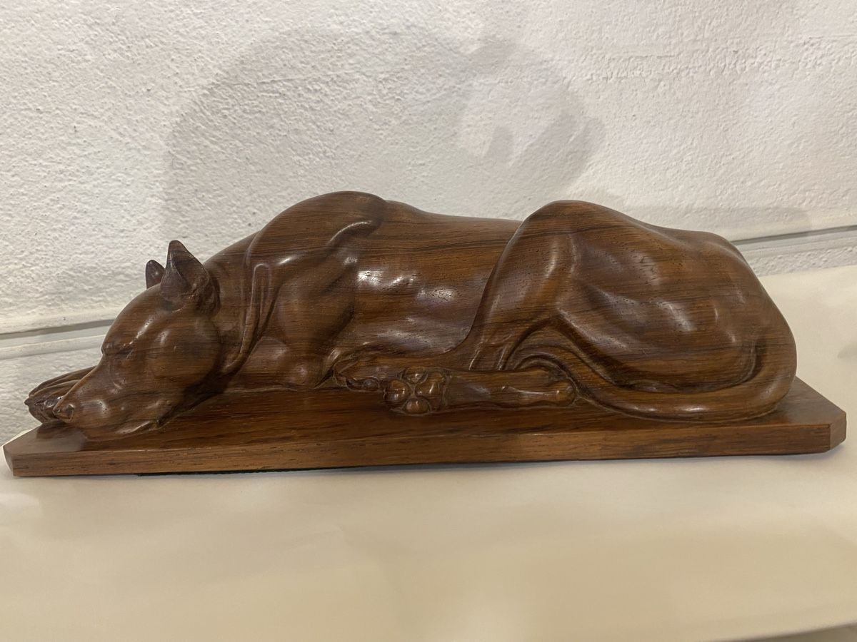 Figuren: FIGUR LIEGENDER HUND  „ BRIENZERSCHNITZEREI“  H.HUGGLER SIG. – Gebraucht aus St. Gallen von Goldband 8