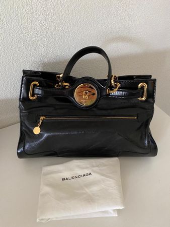 Balenciaga Tasche schwarz mit goldenen Details neuwertig 