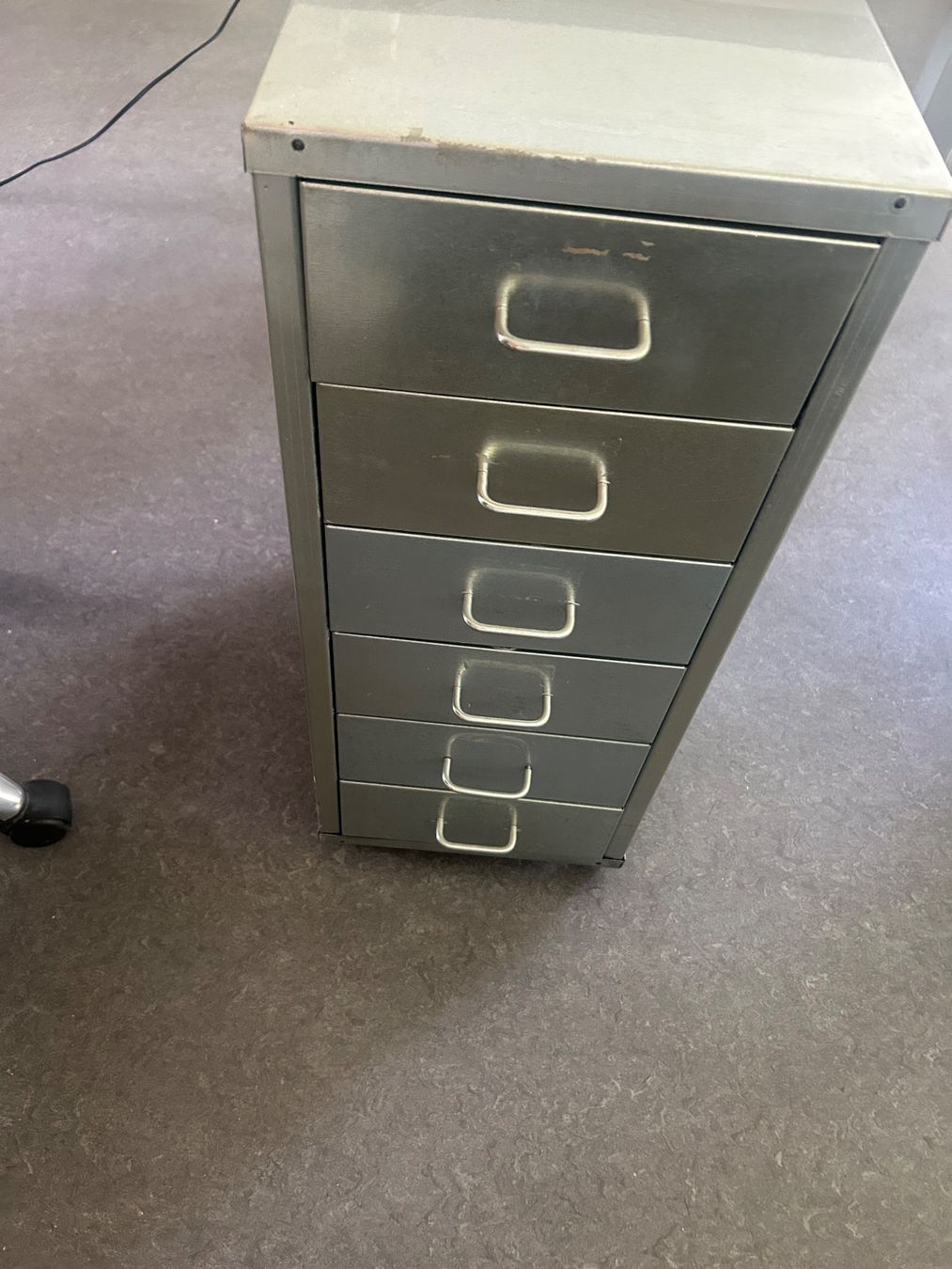 Eléments de bureau: Metallkorpus mit Schubladen mit Rollen – D'occasion à Zürich par Tm7