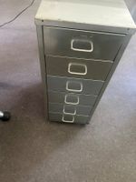 Metallkorpus mit Schubladen mit Rollen