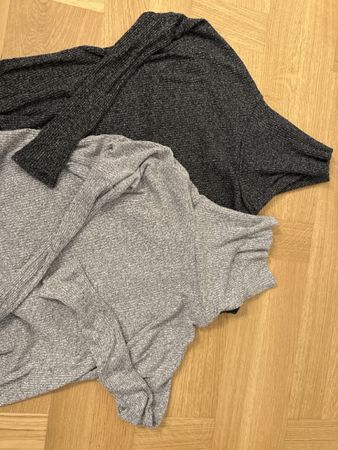 Zwei dünne Rollkragenpullover in grau