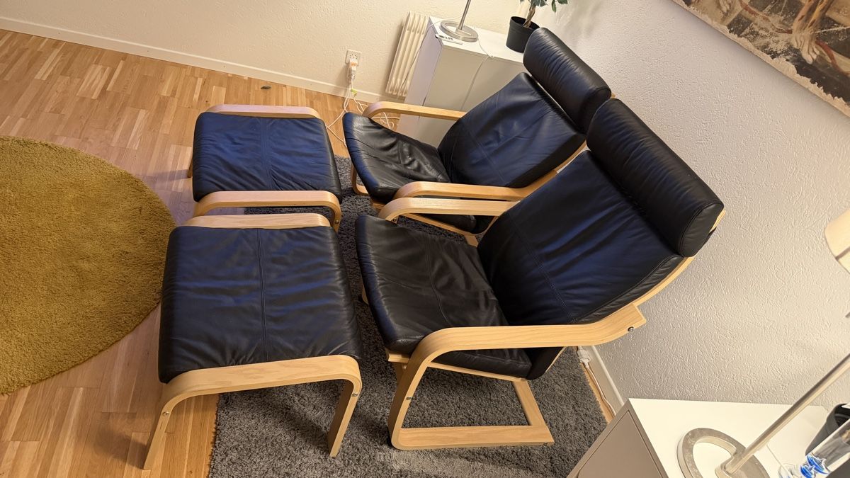 Ikea Sessel: 2 Sessel mit 2 Hocker Leder schwarz Holz Poäng Ikea – Gebraucht aus Berikon von Speedhead 1