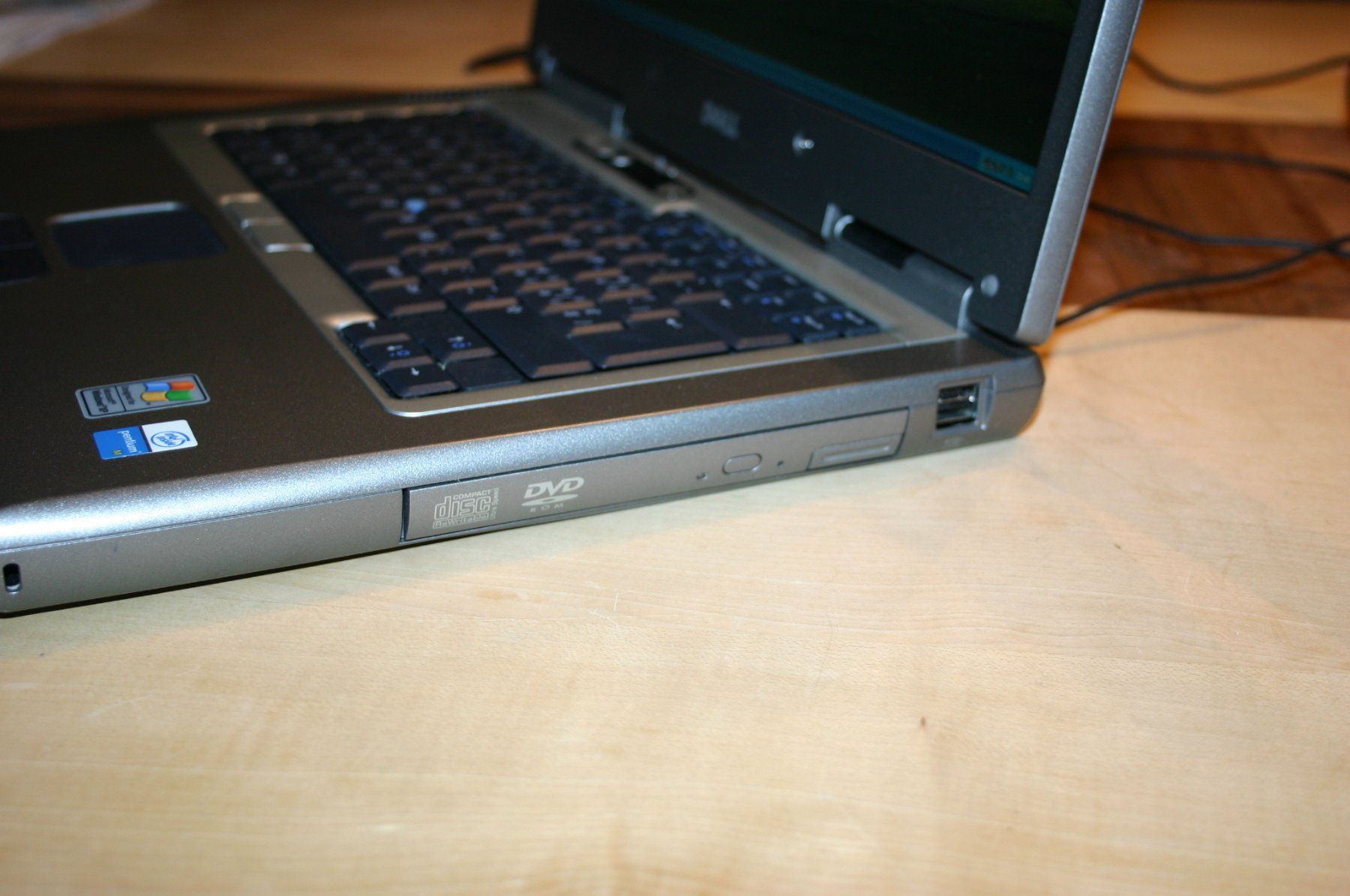 Dell Notebooks: Qualitatives Vintage DELL Latitude D800 Notebook mit WinXP – Gebraucht aus Stettlen von Bigjm 4