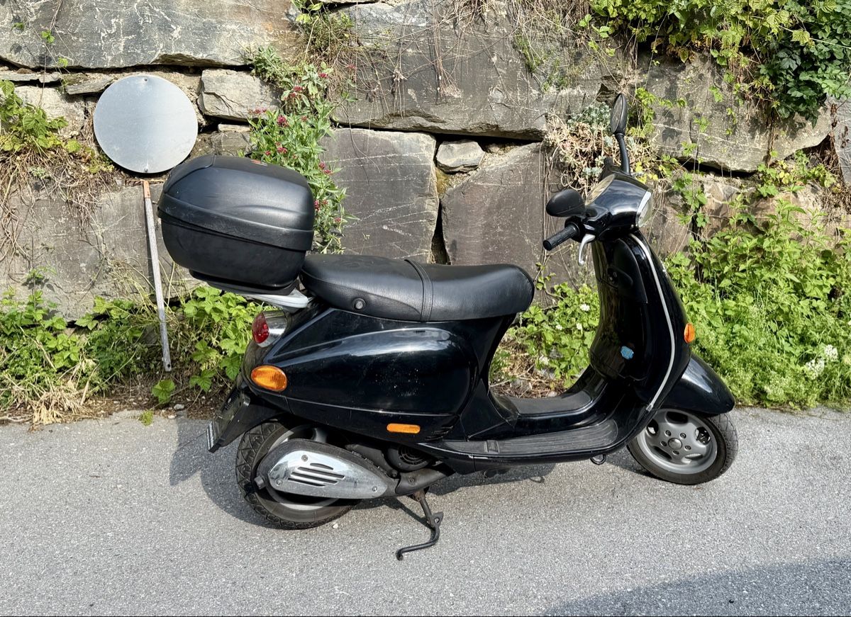 Vespa Scooter: Vespa ET 4 125 schwarz inkl. Topcase – Difettoso da Chur venduto da bargilimiu 1