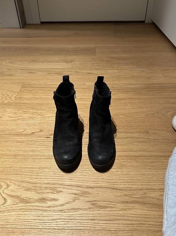 Scarpe da donna: Schwarze Leder-Stiefeletten Damen – Usato da Appenzell venduto da kim_rw28 2