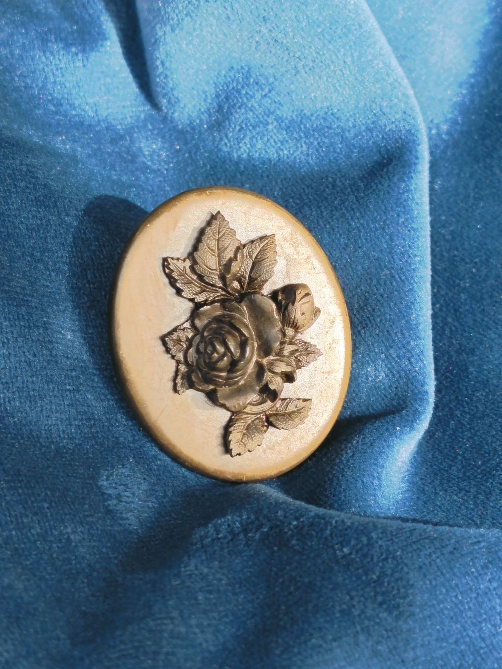 Broschen & Nadeln: Vintage Brosche mit Rosenmuster, aus Bakelit oder Catalin – Gebraucht aus Zürich von Tanteemma369 9