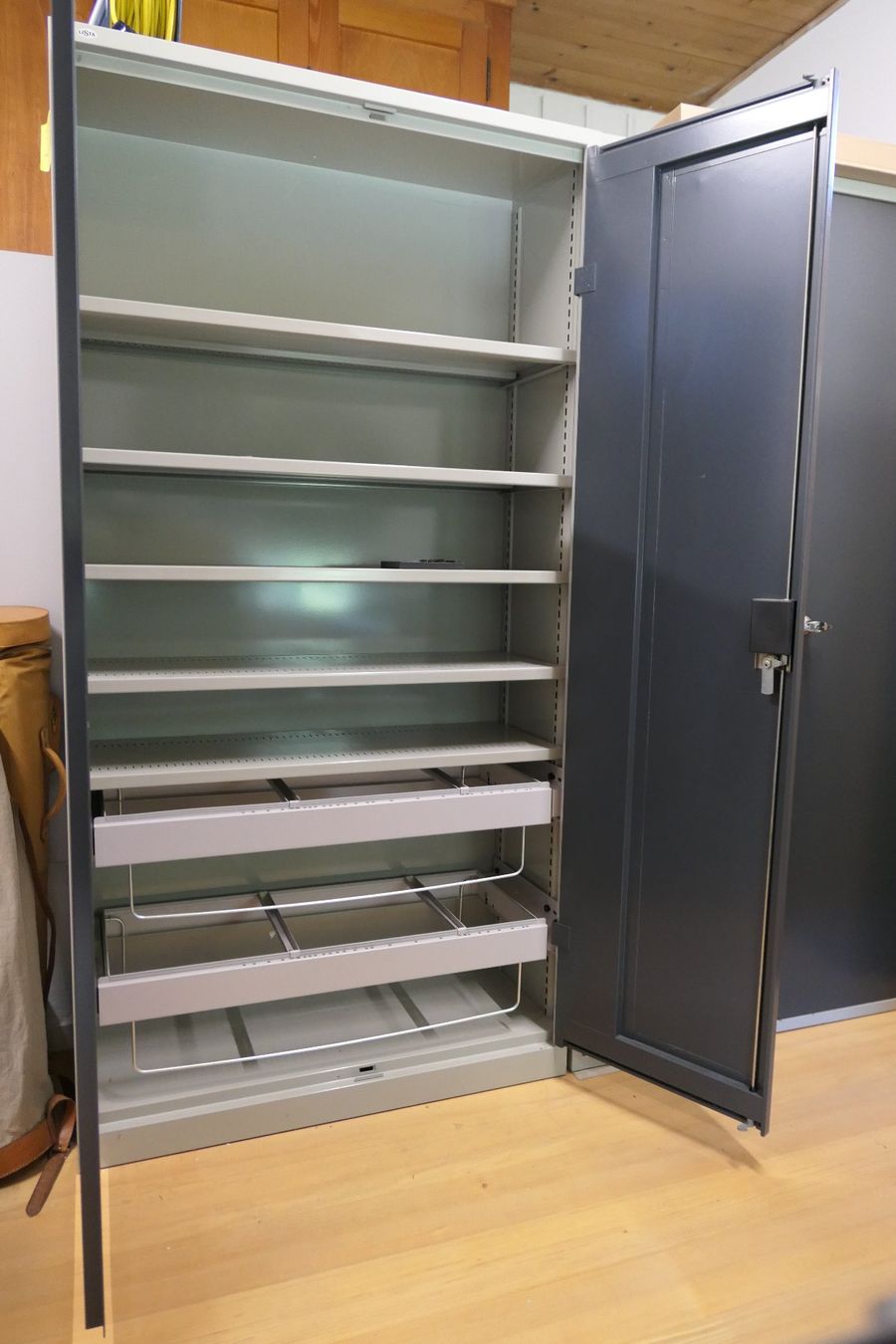Lista Armadi: Lista Metallschrank mit 2 Türen, Key Lock – Usato da Münchenbuchsee venduto da Ploder0 2