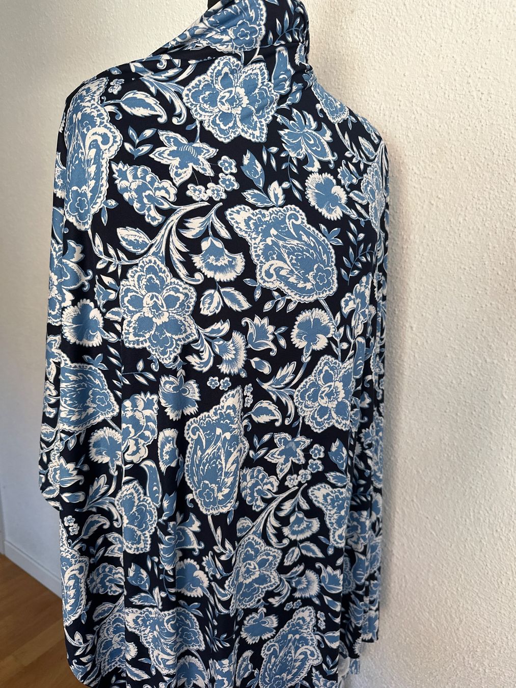 Tissus: Polyesterstoff Blumen 0,95m x 1,6m – Neuf (Voir description) à Bad Zurzach par Anabenae