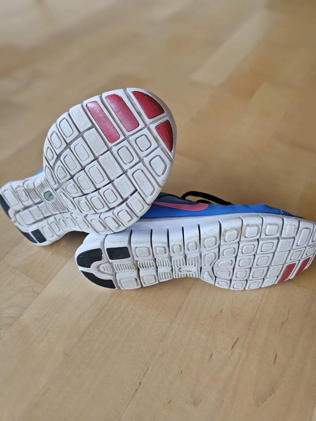 Nike Schuhe für Mädchen: Nike Turnschuh Grösse 35.5 – Gebraucht aus Lungern von Bohnenkraut69 2