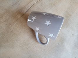Hübsche Tasse mit Sternenmuster, grau/weiss. Porzellan