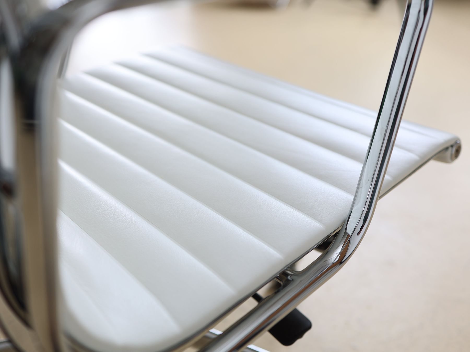 Vitra Chaises: Vitra Eames Bürostuhl EA 117 | Weiss – D'occasion à Meinisberg par atelier_TILIJA 7
