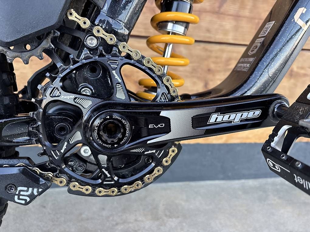 Vélos: Commencal Suprême DH V5 Ultimate medium – D'occasion à Torgon par jfr_58dd 2