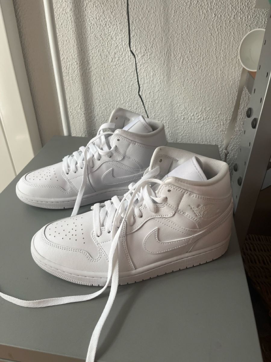 Jordan Chaussures hommes: Baskets Air Jordan 1 Mid blanches pointure 40 – Neuf avec emballage d'origine à Crissier par ari_pqk7 1