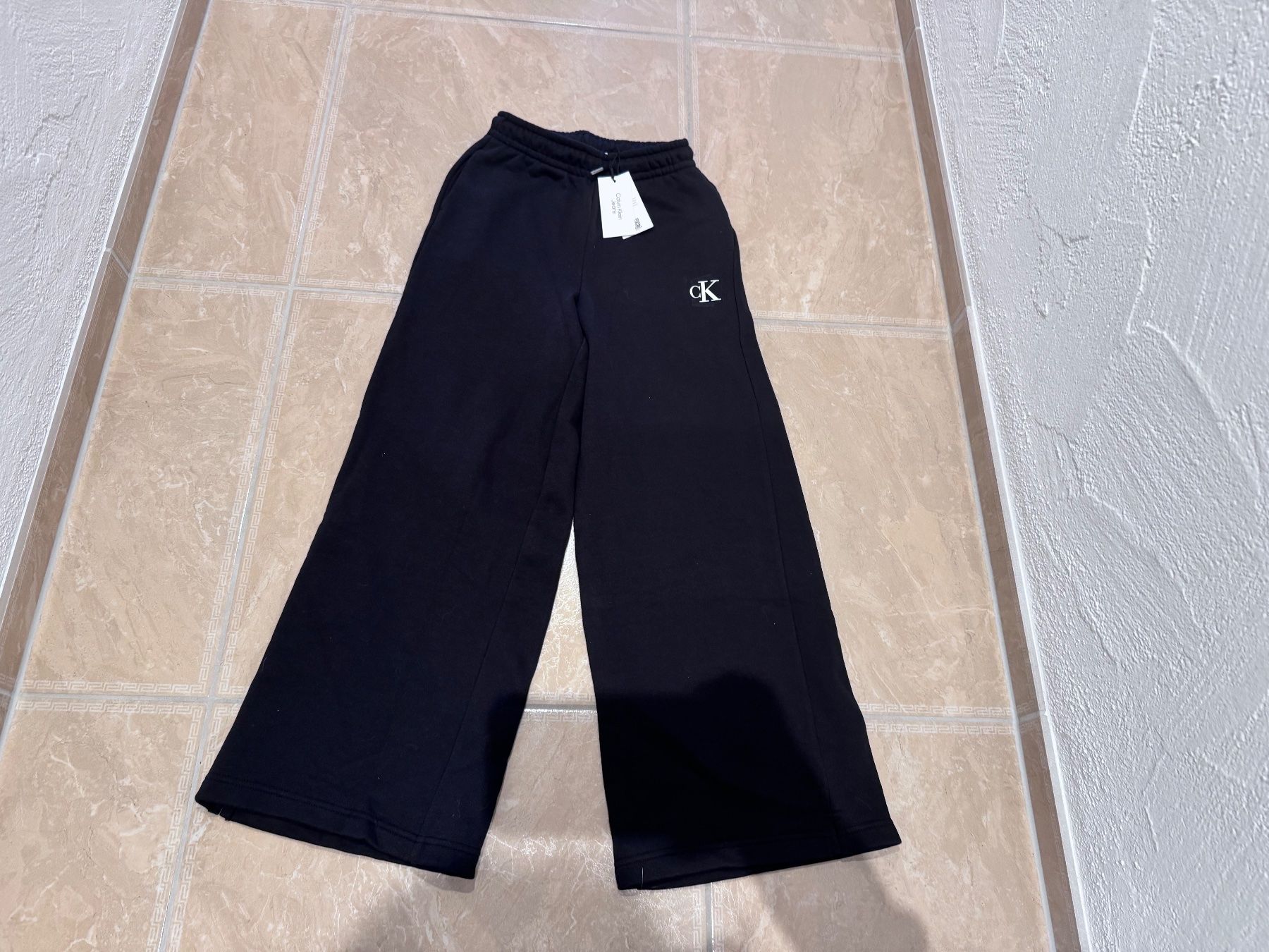 Calvin Klein Pantaloni: Calvin Klein neue Trainerhose, 14J 164 – Nuovo e nell'imballaggio originale da Klingnau venduto da Markus14