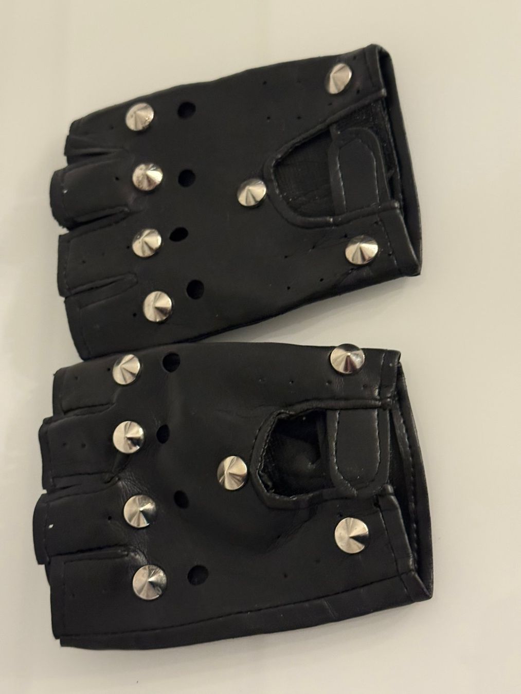 Guanti & manicotti: Coole Lederhandschuhe mit Nieten, Grösse M-L – Usato da Uhwiesen venduto da mic_kd6g 3