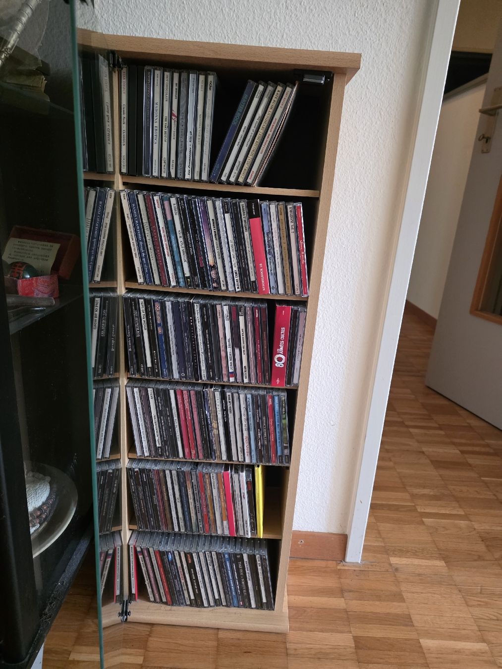 Armadi: CD Regal aus Holz mit Glastüre mit CDs  – Usato da Bellikon venduto da zuzu66 1