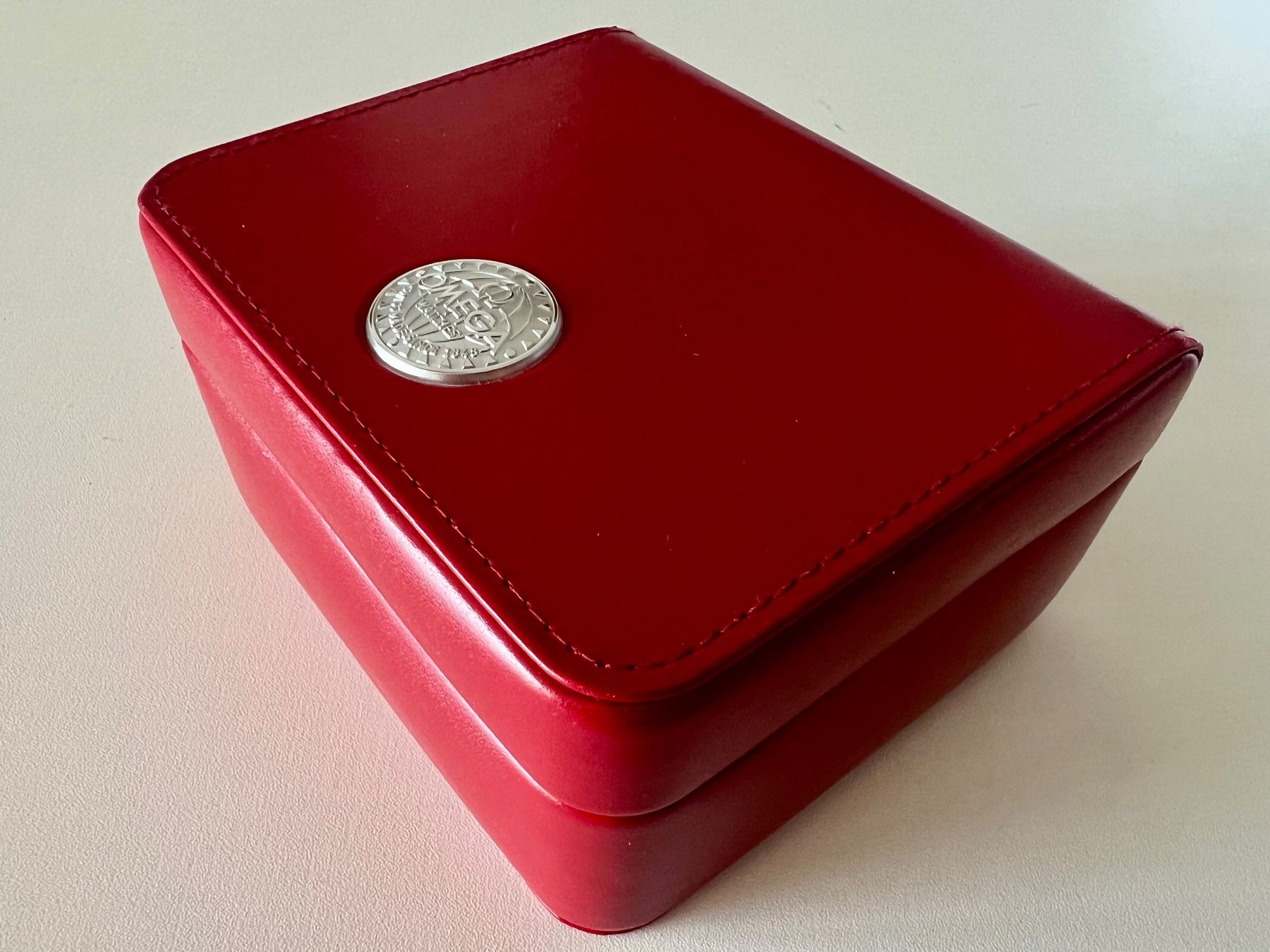 Omega Orologi: OMEGA red watchbox with outerbox and soft microfiber, 2000’s – Usato da Mont-sur-Lausanne venduto da vmi_ym5l 1