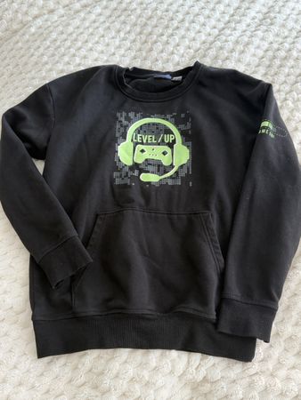 Sweat noir enfant motif jeu vidéo - idéal pour l'hiver!