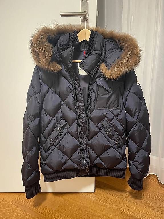 Moncler Jacken: Moncler Jacke marineblau – Gebraucht aus Sachseln von xanasia