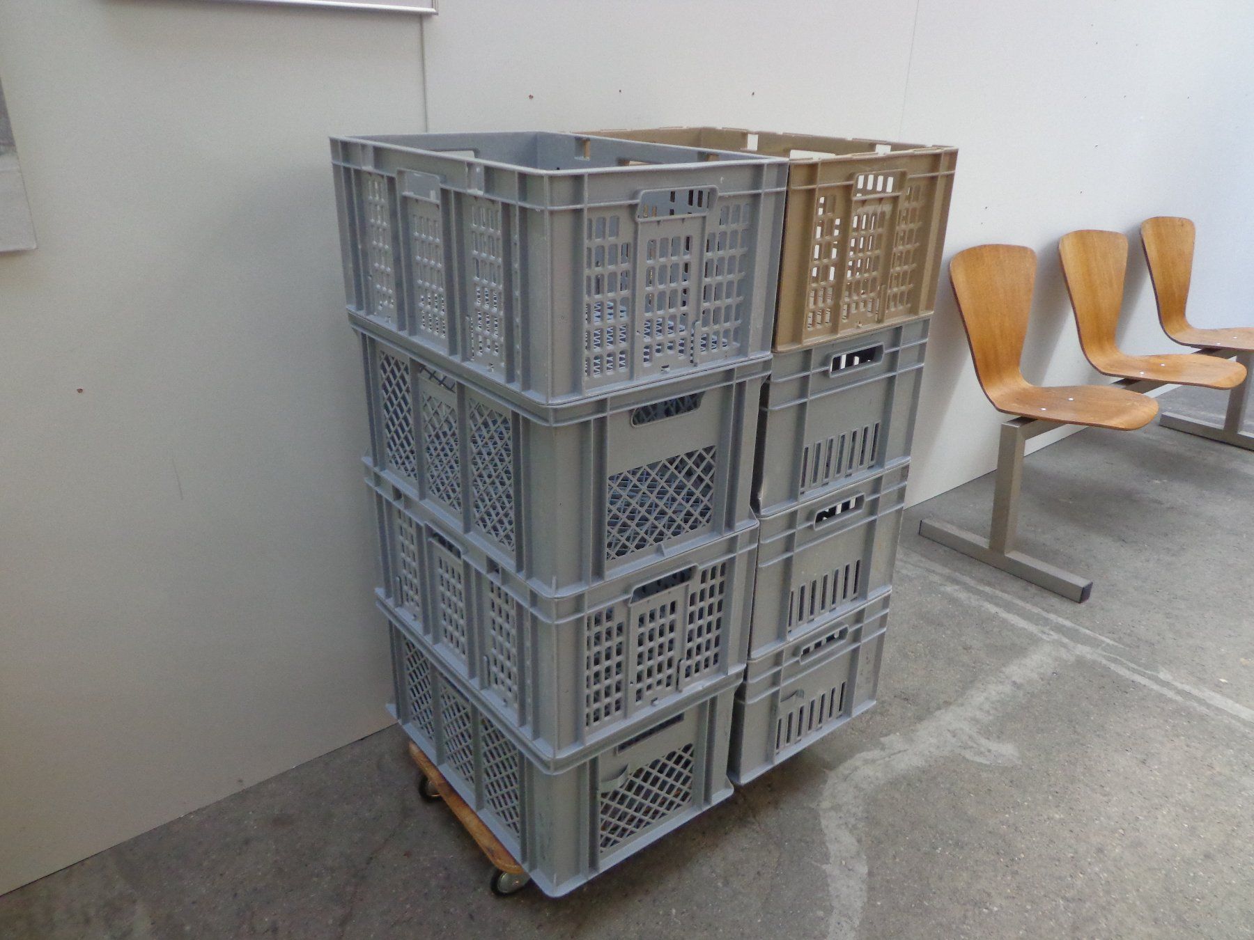 Casse di trasporto: 8 gebrauchte stapelbare Lager Kunststoffkisten – Usato da Zofingen venduto da goezi