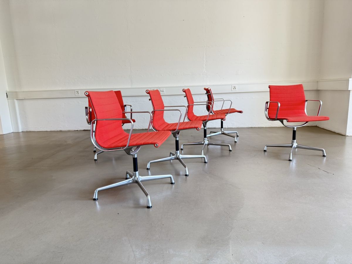 Eames Sedie: Vitra EA 108 Bürostunl von Eames in rotem Hopsak – Usato da Grenchen venduto da Design-Outlet 2