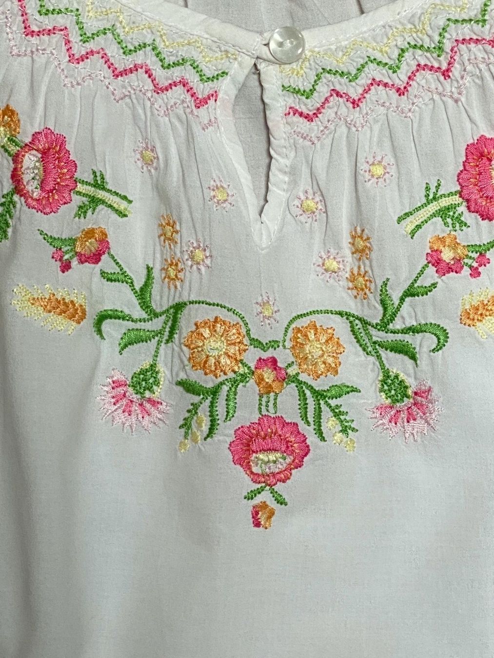 H&M Camicette, T-shirt & Top: Joli top blanc avec broderies 'H&M' – Usato da Grund b. Gstaad venduto da PlageNeige 1