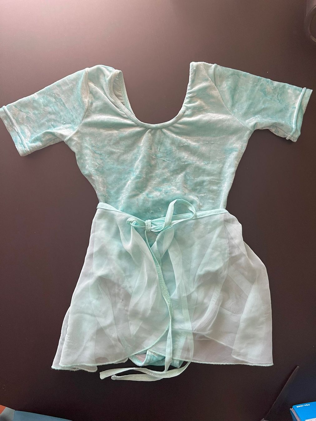 Scarpe, pantaloni & magliette da ginnastica: Velours Turndress türkis mit Röcklein – Usato da Wettingen venduto da Muda33