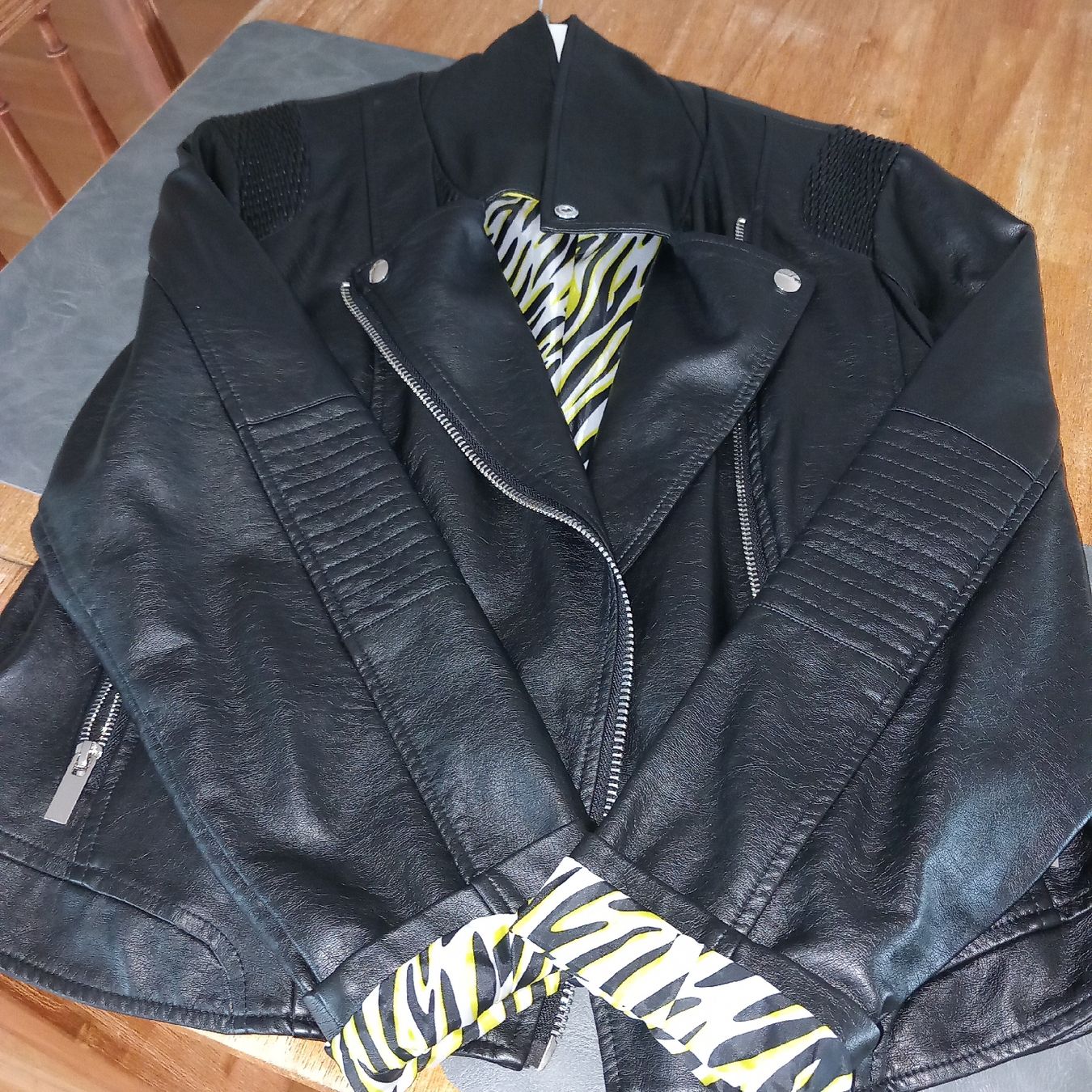 Giacche: Kunstleder Jacke schwarz. – Usato da Aegerten venduto da gismolini 1