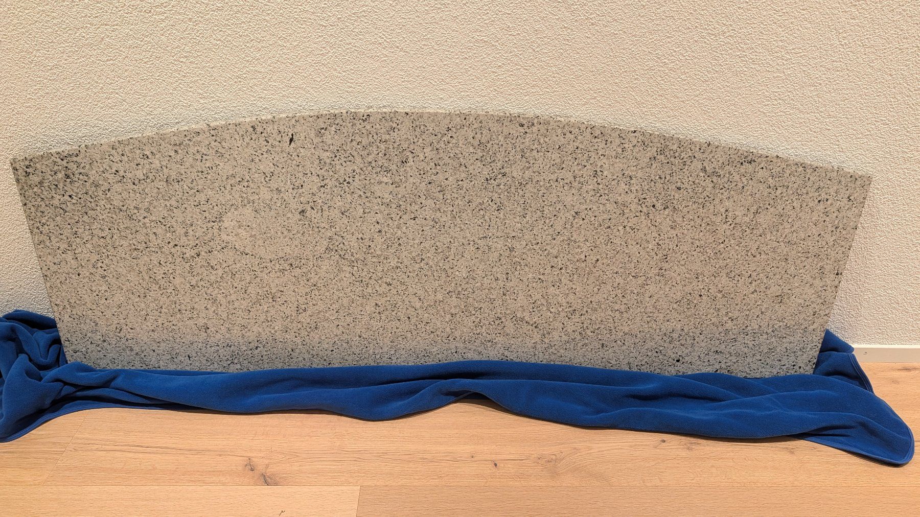 Servierplatten: Granitplatte Sesam Weiss – Gebraucht aus Aarwangen von Beelzebert
