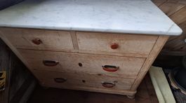 Antike Kommode mit Marmorplatte