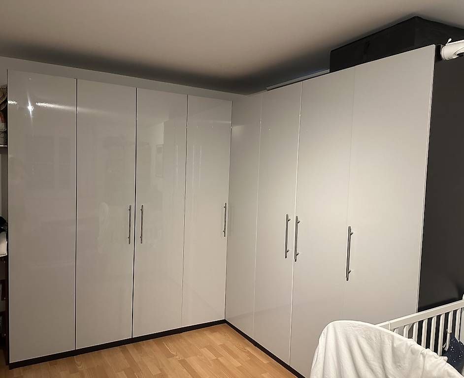 Ikea Armoires: PAX Eck-Kleiderschrank Hochglanz Hellgrau – D'occasion à Ebikon par mimiwett 1