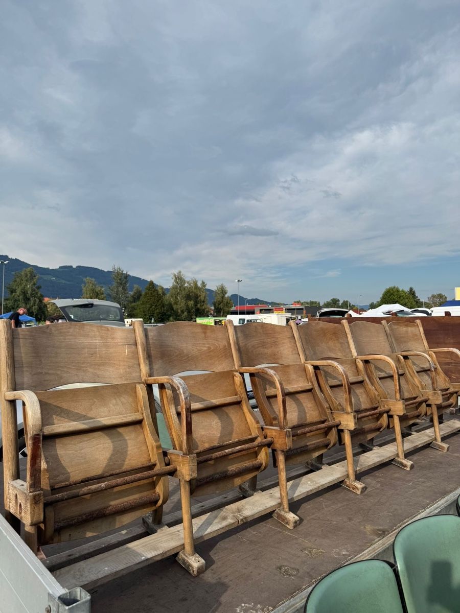 Sedie: Antike Kinostühle aus Holz – Usato da Altstätten SG venduto da Bubblin 1