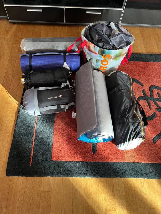 Camping Set (1 Zelt, 2 Schlafsäcke, 3 Unterlagsmaten) Kaufen auf Ricardo