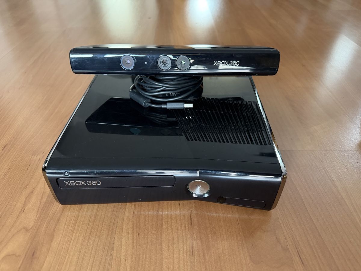 Microsoft Konsolen: Xbox 360 mit Kinect – Gebraucht aus Hendschiken von Jamie2006