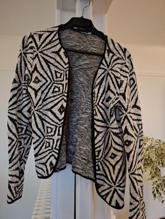 Jaquette Only XS motifs graphiques noir et blanc